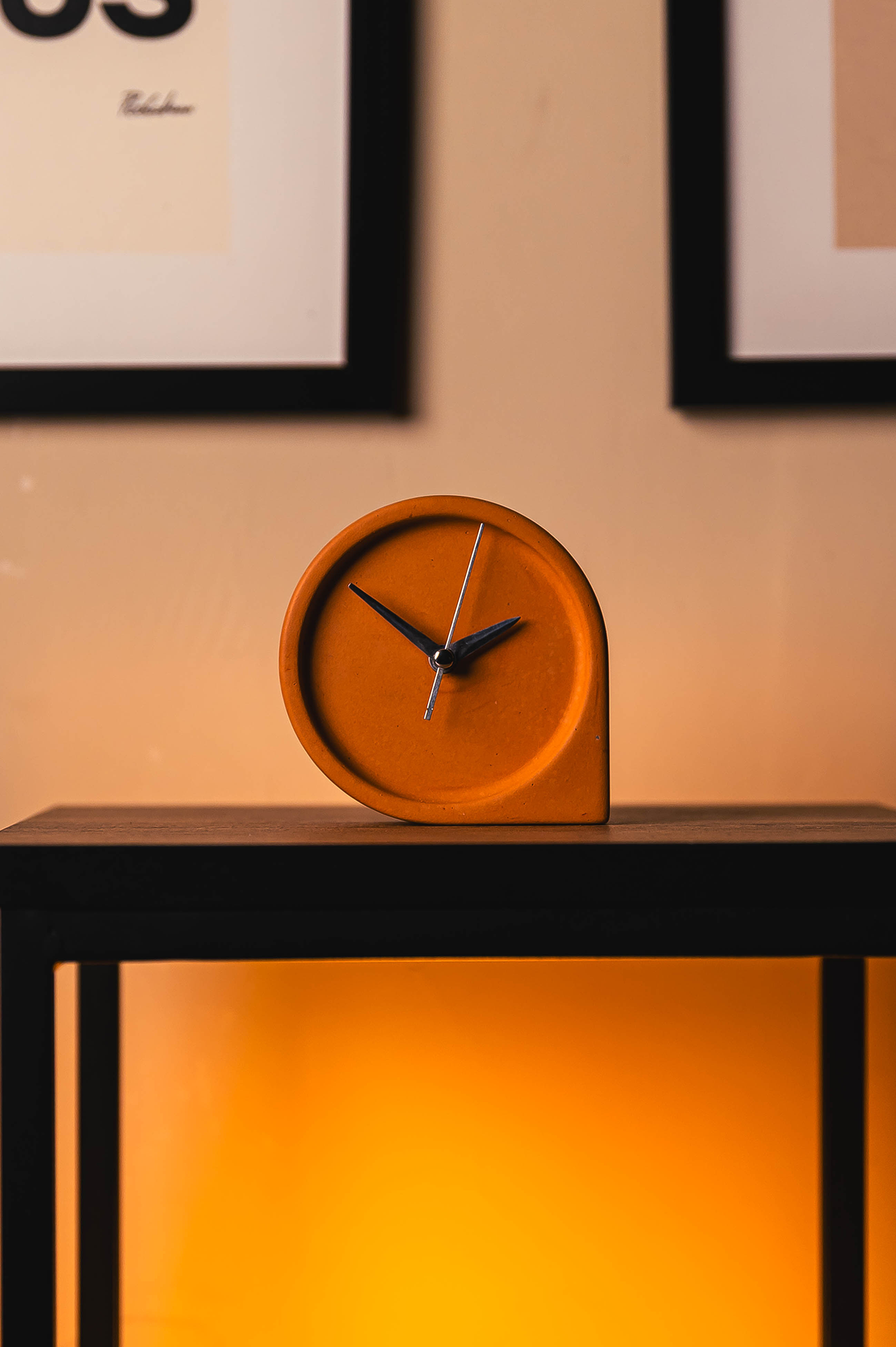 “EOS” Concrete Table Clock