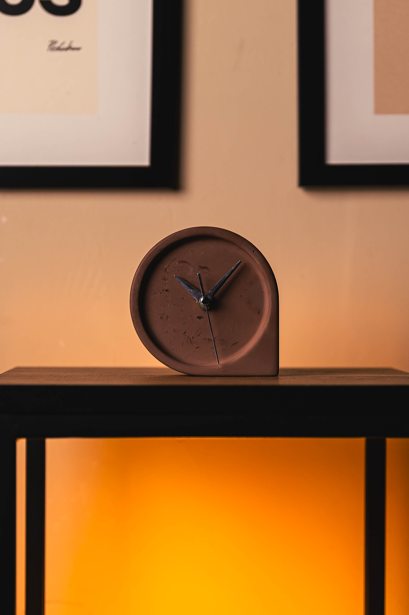 “EOS” Concrete Table Clock