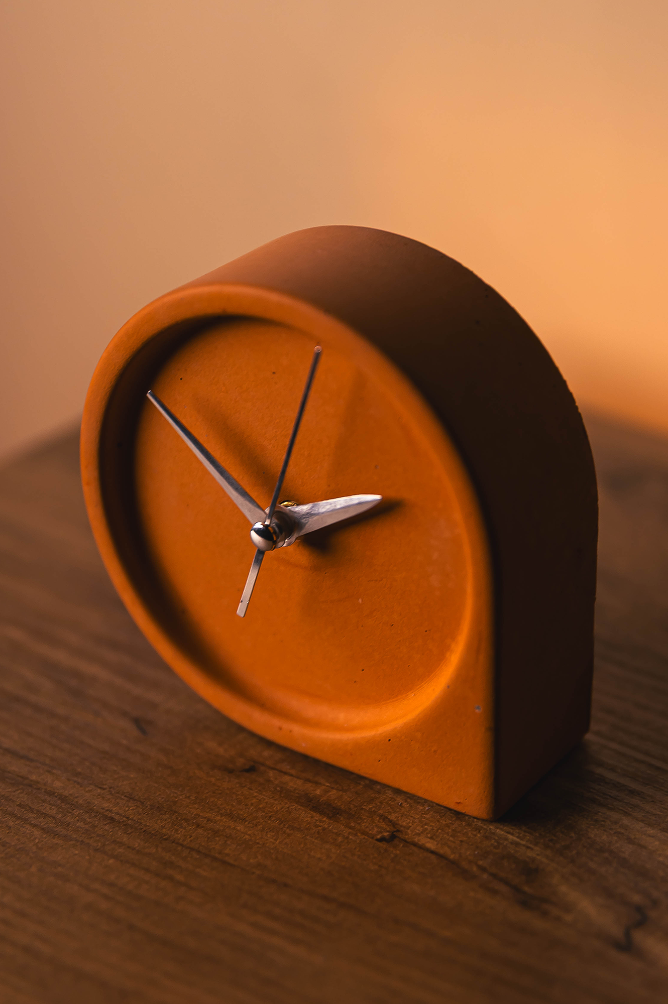 “EOS” Concrete Table Clock